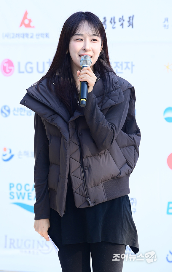 어희재 아나운서가 17일 서울 우이동 만남의광장에서 진행된 '스타 더윈드와 함께 하는 팬트레킹-제14회 희망찾기 등산&middot;트레킹 교실' 개막식에 MC로 참석하고 있다. [사진=정소희 기자]