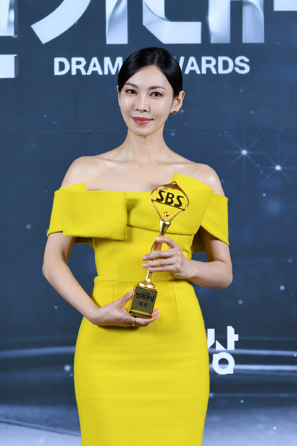 배우 김소연이 31일 오후 서울 마포구 상암동 SBS프리즘타워에서 진행된 '2021 SBS 연기대상' 시상식에서 '펜트하우스'로 대상을 받고 포즈를 취하고 있다. [사진=SBS]