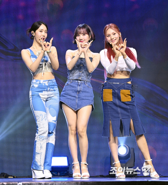 그룹 비비지가 6일 오후 서울 광진구 광장동 예스24라이브홀에서 열린 두 번째 미니앨범 '서머 바이브(Summer Vibe)' 발매 기념 쇼케이스에서 공연을 하고 있다. [사진=김성진 기자]