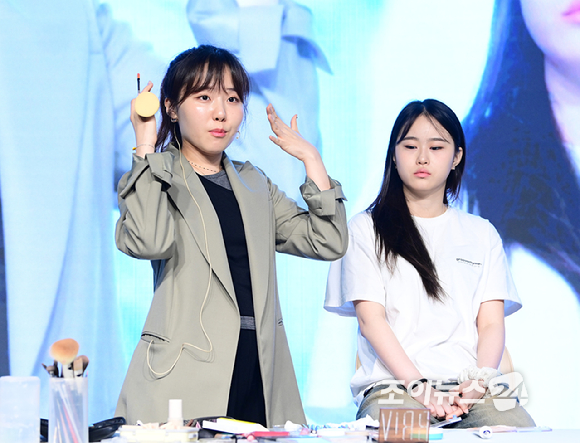 16일 오후 서울 마포구 홍대 인근 온맘씨어터에서 '케이유니버스 오픈클래스'가 진행됐다. 유채연 메이크업 아티스트가 수업을 진행하고 있다. [사진=정소희 기자]