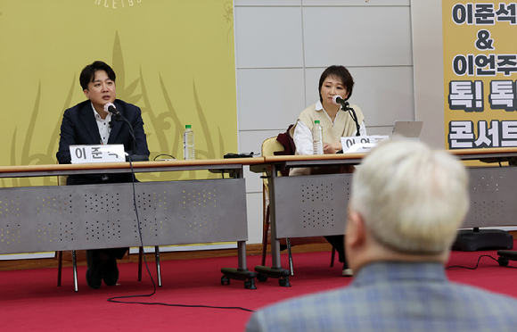 인요한 국민의힘 혁신위원장이 4일 부산 남구 경성대에서 열린 '이언주&이준석 톡!톡! 콘서트'에 참석, 토크콘서트를 지켜보고 있다. 인 위원장은 이 전 대표를 만나기 위해 부산을 방문했지만 끝내 불발됐다. 2023.11.04.  [사진=뉴시스]