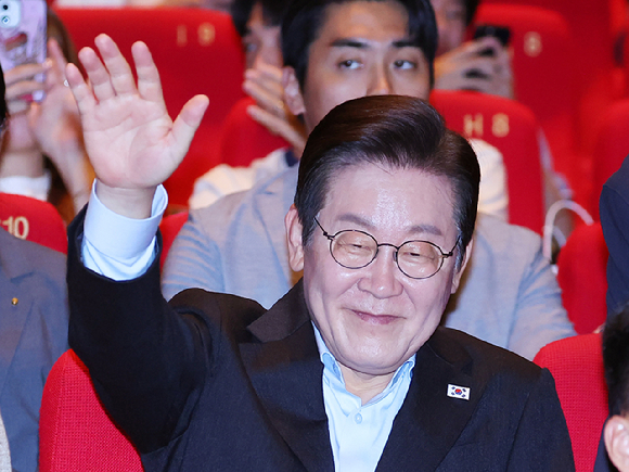 이재명 대통령이 20일 부산 해운대구 영화의전당에서 부산국제영화제 공식상영작 '극장의 시간들' 관람 전 관객에게 손을 흔들고 있다. 2025.9.20 [사진=연합뉴스]