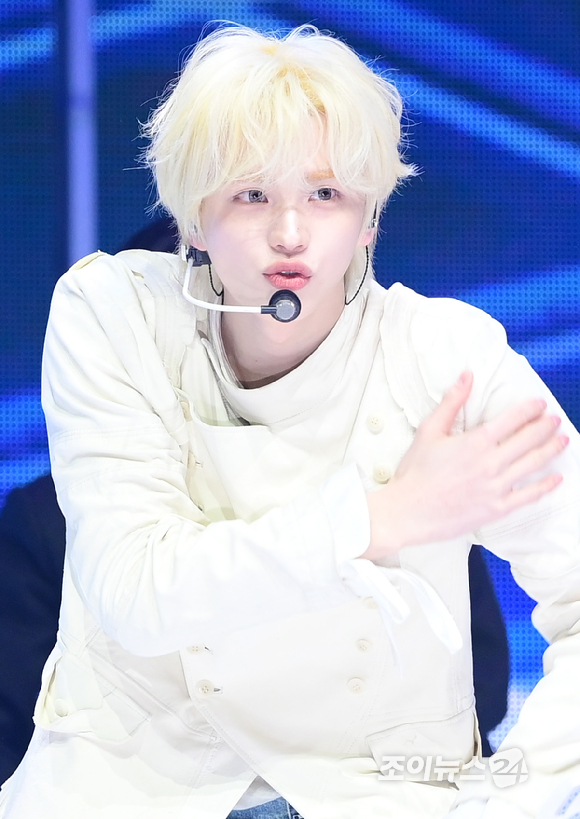 그룹 투어스 신유가 27일 오후 서울 광진구 광장동 예스24라이브홀에서 열린 투어스(TWS) 미니 5집 'NO TRAGEDY' 발매 기념 쇼케이스에서 타이틀곡 '널 따라가' 무대를 선보이고 있다. [사진=정소희 기자]