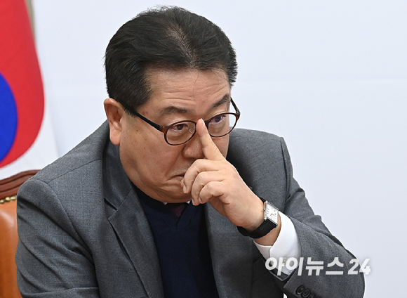 초&middot;재선을 주축으로 한 국민의힘 소장파 모임 '대안과 미래' 이성권 간사를 비롯한 의원들이 25일 국회 의원회관에서 열린 조찬 모임에서 대화하고 있다. [사진=연합뉴스]