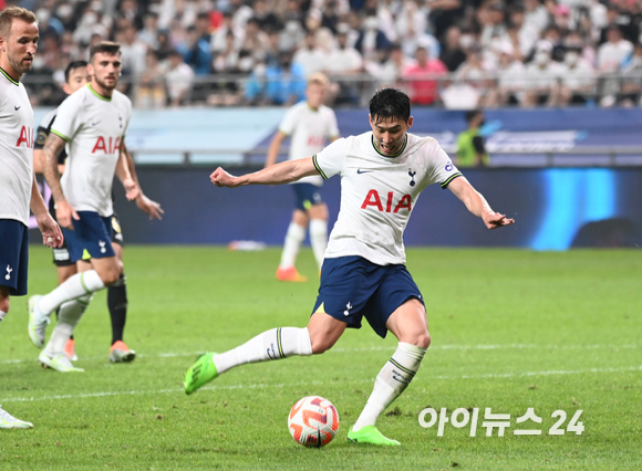 13일 오후 서울월드컵경기장에서 '쿠팡플레이 시리즈' 1차전 팀 K리그 대 토트넘 홋스퍼 FC의 경기가 펼쳐졌다. 후반 토트넘 손흥민이 팀의 여섯 번째 골을 넣고 세리머니 하고 있다. [사진=정소희 기자]