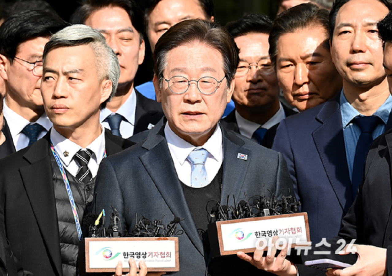 공직선거법 위반 항소심에서 무죄를 선고받은 이재명 더불어민주당 대표가 지난 3월 26일 오후 서울 서초구 서울고등법원에서 열린 공직선거법 위반 혐의 2심 선고 공판을 마친 뒤 입장을 밝히고 있다. 대법원 전원합의체는 1일 무죄를 선고한 원심을 파기하고 유죄 취지로 사건을 서울고법으로 되돌려 보냈다. [사진=곽영래 기자]