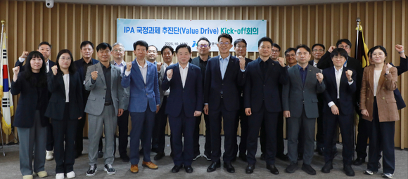인천항만공사(IPA)가 1일 정부 국정 과제를 성공적으로 이행하기 위한 전담 추진단을 공식 출범하고 본격 행보에 들어갔다. [사진=IPA]