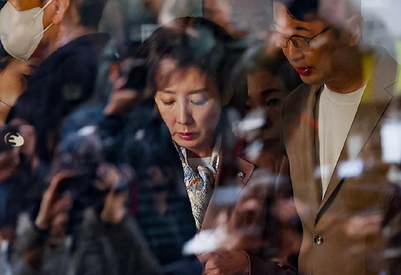 국민의힘 나경원 의원이 20일 서울 양천구 서울남부지방법원에서 열린 '국회 패스트트랙 충돌' 1심 선고 공판을 마친 후 나서고 있다.재판부는 사건 당시 자유한국당 원내대표였던 나 의원에게 벌금 총 2천400만원을, 당 대표였던 황교안 전 총리에게 벌금 총 1천900만원을 선고했다. 현재 국민의힘 원내대표를 맡고 있는 송언석 의원은 벌금 총 1천150만원을 선고받았다. [사진=연합뉴스]