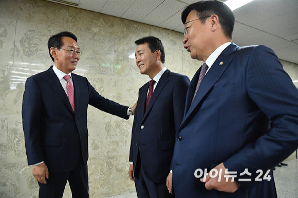 국민의힘 차기 원내대표 선거에 출마한 김도읍&middot;정점식&middot;성일종(기호순) 의원이 9일 서울 여의도 국회에서 열린 초&middot;재선 의원 공동 주최 원내대표 후보자 초청 간담회에 앞서 대화를 나누고 있다.[사진=곽영래 기자]