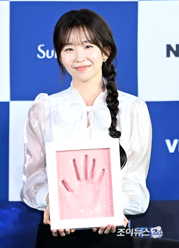 배우 윤가이가 25일 오전 서울 영등포구 CGV 여의도에서 열린 청룡시리즈어워즈 핸드프린팅 행사에서 포토타임을 갖고 있다. [사진=곽영래 기자]