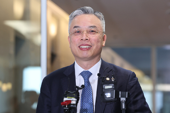 3대(내란&middot;김건희&middot;채해병) 특검의 미진한 부분과 새로운 의혹을 수사하는 2차 종합특검에 임명된 법무법인 지평 소속 권창영 변호사가 6일 서울 중구 소속 법률사무소로 출근해 소감을 밝히고 있다. 2026.2.6 [사진=연합뉴스]