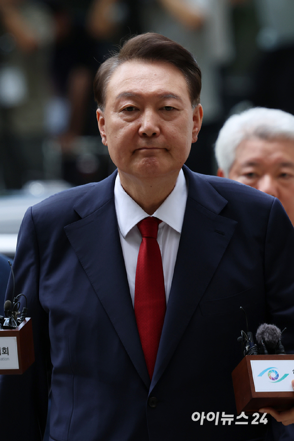 12·3 비상계엄과 관련해 특검의 수사를 받는 윤석열 전 대통령이 두 번째 구속 전 피의자 심문(영장실질심사)을 받기 위해 9일 오후 서울 서초구 중앙지법으로 출석하고 있다. [사진=사진공동취재단]