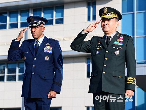 찰스 브라운 미 합참의장 환영 의장행사가 12일 오전 서울 국방부에서 열렸다. 김승겸 합참의장(오른쪽)과 브라운 미 합참의장이 거수경례를 하고 있다. [사진=정소희 기자]