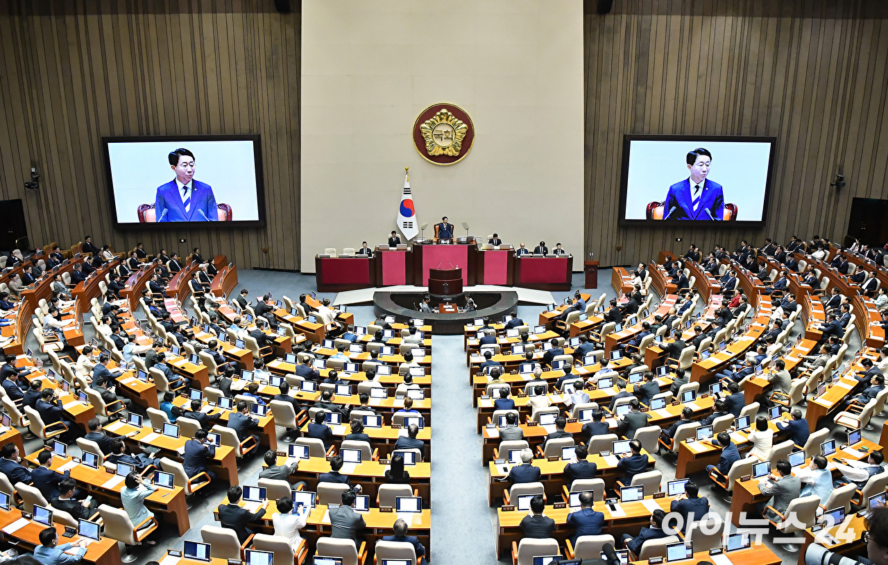 더불어민주당 권칠승 정책위의장과 국민의힘 임이자 정책위의장 등 참석자들이 1일 서울 여의도 국회에서 열린 더불어민주당&ndash;국민의힘 정책위원회 연석회의에서 기념촬영을 하고 있다. [사진=곽영래 기자]