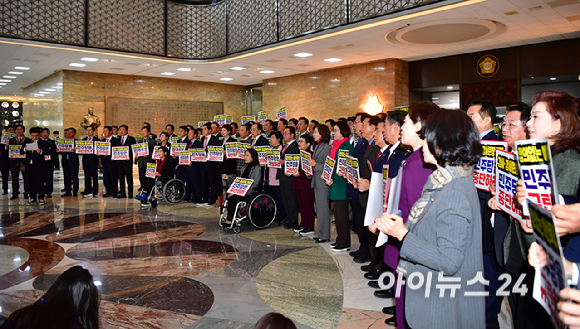 국민의힘 추경호 원내대표와 의원들이 2일 오후 서울 여의도 국회 로텐더홀에서 더불어민주당의 감사원장 탄핵 관련 피켓 시위를 하고 있다. [사진=곽영래 기자]