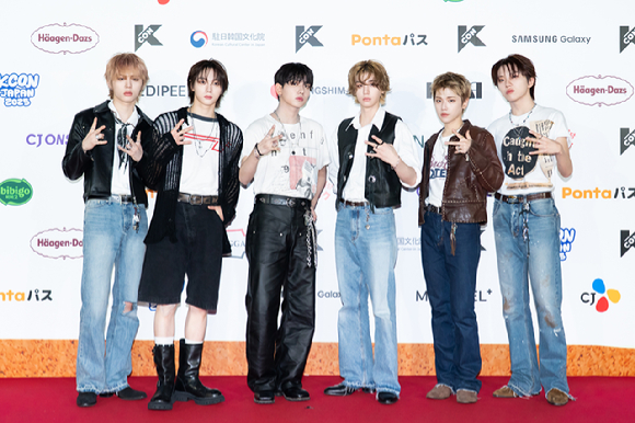 그룹 보이넥스트도어가 지난 10일 일본 지바현 마쿠하리 멧세에서 개최된 '케이콘 재팬 2025(KCON JAPAN 2025)' 레드카펫 행사에서 포즈를 취하고 있다. [사진=CJ ENM]