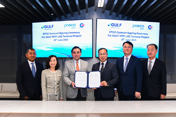 포스코이앤씨 관계자들이 태국 Gulf Development 사에서 Gulf MTP LNG 터미널 사업 관련 계약을 체결하고 있다. 왼쪽 세 번째부터 사랏 라타나바디(Sarath Ratanavadi) Gulf Development 사장, 정희민 포스코이앤씨 사장 [사진=포스코이앤씨]