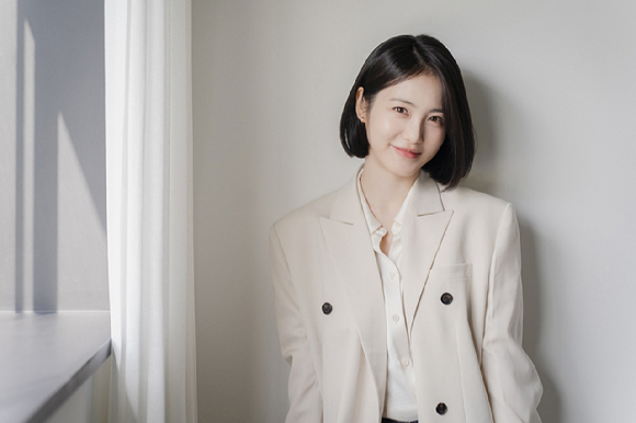 배우 신예은이 JTBC 토일드라마 '백년의 추억' 인터뷰에 앞서 포즈를 취하고 있다. [사진=앤피오]