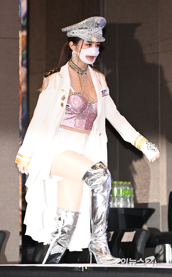 가수 설하윤(설스타)이 14일 오전 서울 동대문 JW메리어트 호텔에서 열린 TV CHOSUN 새 예능프로그램 '부캐전성시대' 제작발표회에서 포토타임을 갖고 있다. [사진=정소희 기자]