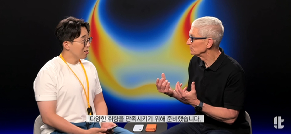 팀 쿡 애플 최고경영자(CEO)가 지난 9일(현지시간) 미국 캘리포니아주 쿠퍼티노 애플 본사에서 테크 유튜버 '잇섭'(황용섭 분)과 인터뷰를 하고 있다. [사진=유튜브 채널 잇섭(@ITSUB)]