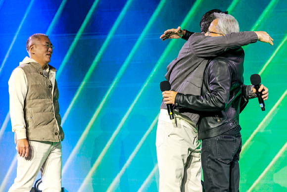 젠슨황 엔비디아 CEO가 30일 서울 강남구 코엑스에서 열린 '지포스 25주년 기념 행사' 무대에서 발언하고 있다. [사진=권서아 기자]