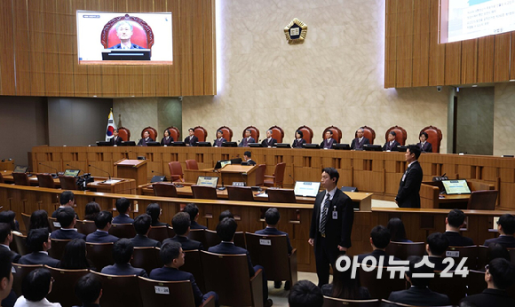 공직선거법 위반 항소심에서 무죄를 선고받은 이재명 더불어민주당 대표가 지난 3월 26일 오후 서울 서초구 서울고등법원에서 열린 공직선거법 위반 혐의 2심 선고 공판을 마친 뒤 입장을 밝히고 있다. 대법원 전원합의체는 1일 무죄를 선고한 원심을 파기하고 유죄 취지로 사건을 서울고법으로 되돌려 보냈다. [사진=곽영래 기자]