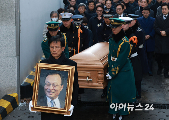 베트남 출장 중 별세한 고(故) 이해찬 전 총리의 운구 차량이 27일 서울 종로구 서울대병원 장례식장에 도착해 운구되고 있다. [사진=곽영래 기자]