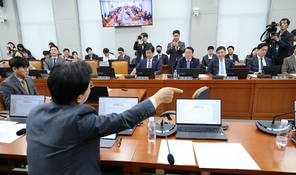 21일 국회에서 열린 운영위원회 전체회의에서 국민의힘 윤용근 위원이 국정감사 증인 채택을 두고 민주당 위원들과 설전을 벌이고 있다. 2026.10.21 [사진=연합뉴스]
