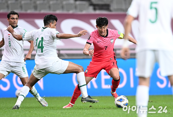 한국 손흥민이 지난 2일 오후 서울월드컵경기장에서 진행된 '2022 카타르 월드컵' 아시아 지역 최종예선 A조 1차전 대한민국과 이라크의 경기에서 돌파를 하고 있다. [사진=김성진 기자]