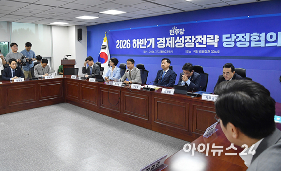 한병도 더불어민주당 대표 직무대행 겸 원내대표가 13일 서울 여의도 국회에서 열린 2026 하반기 경제성장전략 당정협의에서 발언하고 있다. [사진=곽영래 기자]