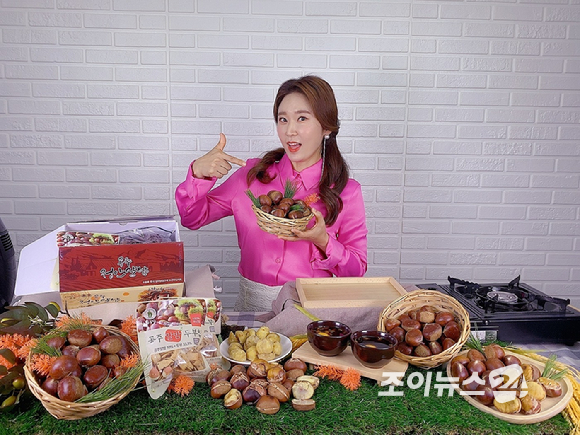 산림조합중앙회(회장 최창호)가 제철 임산물 판매 및 임업인 소득향상을 위하여 신공주알밤영농조합과 함께 28일 경기도 고양시의 한 스튜디오에서 '공주 칼집밤' 라이브커머스를 진행했다. 쇼호스트로 나선 개그우먼 김경아가 포즈를 취하고 있다. [사진= 하라인컴퍼니]