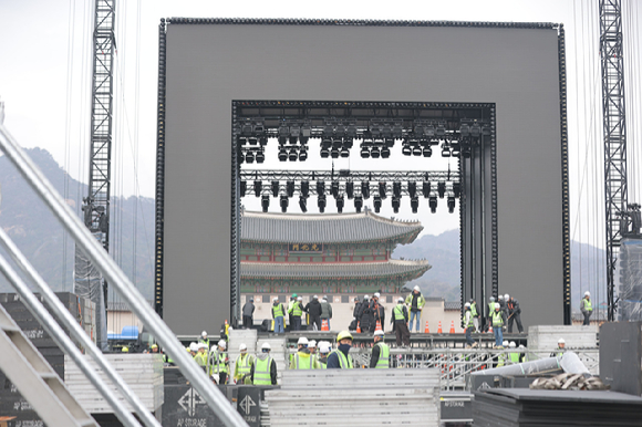 SK텔레콤 직원이 서울 광화문 주변 통신 장비를 점검 중인 모습. [사진=SKT]
