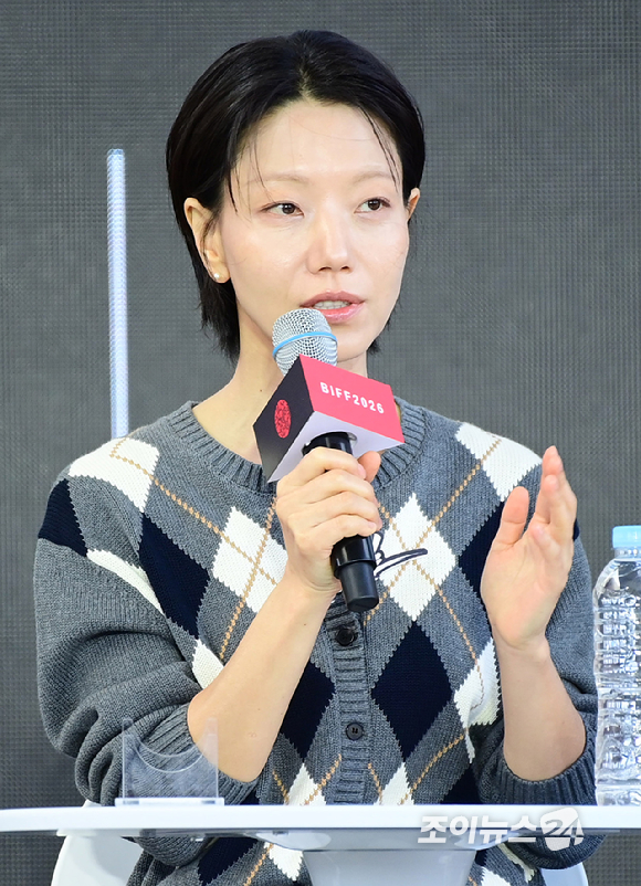 배우 김신록이 9일 부산 해운대구 영화의전당에서 열린 제31회 부산국제영화제 '푸른길' 오픈토크에 참석하고 있다. [사진=정소희 기자]