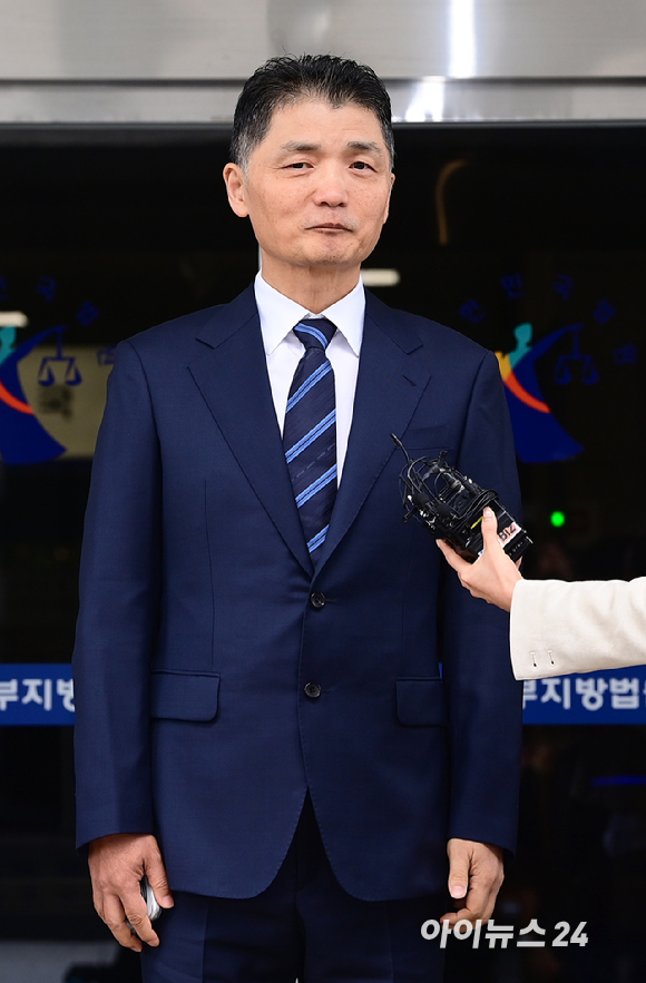 SM엔터테인먼트 시세 조종 혐의를 받고 있는 김범수 카카오 창업주 겸 경영쇄신위원장이 21일 오전 열린 1심 선고공판에서 무죄를 받고 법원을 나서고 있다. [사진=정소희 기자]