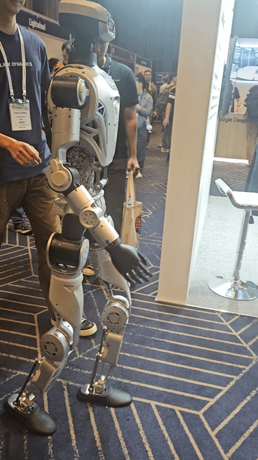 중국 림엑스 다이내믹스(Limx Dynamics)가 지난 1일 삼성동 코엑스에서 열린 '휴머노이드 2025 콘퍼런스'에서 휴머노이드 로봇 '오리'를 시연하고 있다. [사진=설재윤 기자]