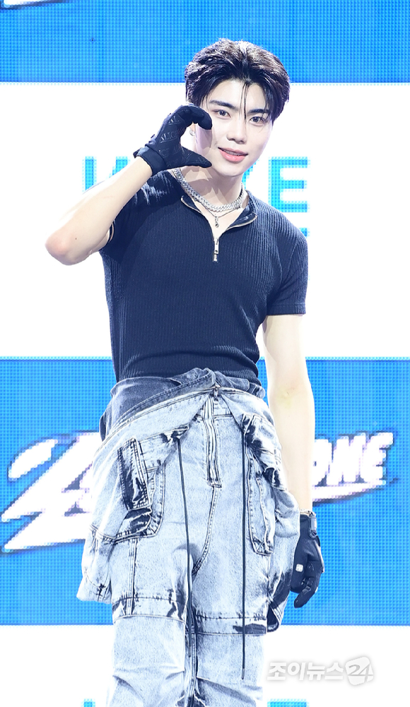 그룹 제로베이스원 박건욱이 1일 오후 서울 용산구 한남 블루스퀘어에서 열린 제로베이스원(ZEROBASEONE) 정규 1집 '네버 세이 네버(NEVER SAY NEVER)' 쇼케이스에 참석하고 있다. [사진=정소희 기자]