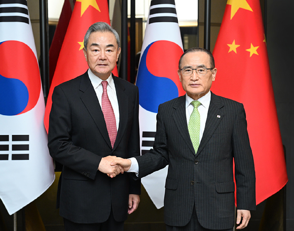 위성락 국가안보실장은 20일 오후 방한 중인 왕이 중국 공산당 중앙외사판공실 주임과 회담 및 오찬을 갖고, 한중관계 발전 방향과 한반도 정세, 지역 및 국제 문제 등 상호 관심사에 대해 폭넓게 의견을 교환했다. [사진=청와대]