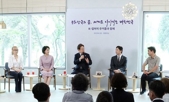 이재명 대통령이 30일 서울 용산 대통령실 파인그라스에서 열린 문화예술계 수상자 간담회에서 토니상 6관왕을 석권한 뮤지컬 '어쩌면 해피엔딩' 박천휴 작가의 발언을 듣고 있다. 2025.6.30 [사진=연합뉴스]