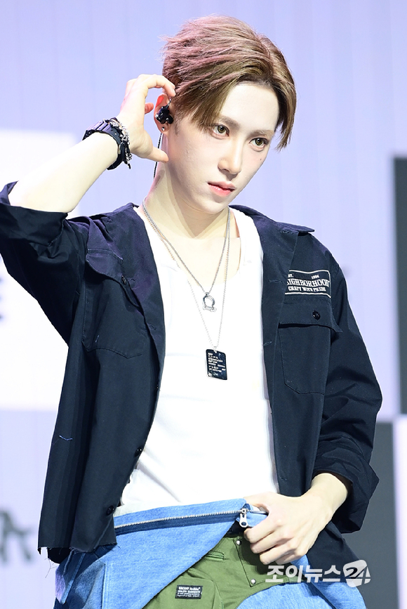 그룹 알파드라이브원 아르노가 12일 오후 서울 용산구 블루스퀘어 SOL트래블홀에서 열린 알파드라이브원(ALPHA DRIVE ONE) 첫 번째 데뷔 미니 1집 'EUPHORIA'(유포리아) 발매 기념 쇼케이스에 참석하고 있다. [사진=정소희 기자]