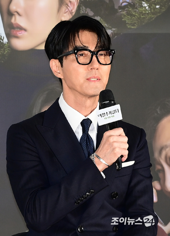 배우 이병헌과 손예진이 19일 오전 서울 용산구 CGV아이파크몰점에서 열린 영화 '어쩔수가없다'(감독 박찬욱) 제작보고회에 참석하고 있다. [사진=정소희 기자]