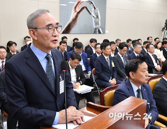 김영섭 KT 대표가 21일 서울 여의도 국회 과학기술정보방송통신위원회에서 열린 정보통신산업진흥원 등에 대한 국정감사에서 질의에 답변하고 있다.왼쪽부터 홍범식 LGU+ 대표, 조좌진 롯데카드 대표, 김광일 MBK 대표이사, 유영상 SKT 대표. [사진=곽영래 기자]
