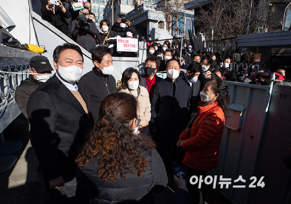 윤석열 국민의힘 대선 후보와 오세훈 서울시장이 13일 오후 서울 강북지역 주택 재건축 정비구역을 찾아 주민들과 대화하고 있다. [사진=국회사진취재단]