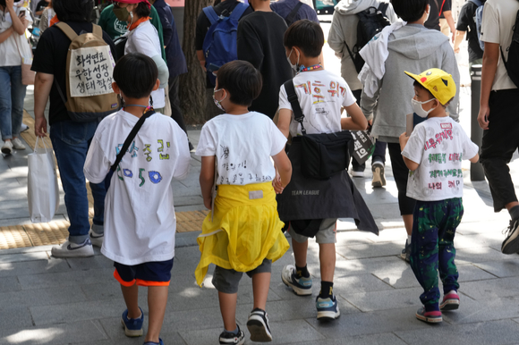 924 기후정의행진에 참석한 초등학생들이 "우리들의 미래를 지켜주세요”라는 문구의 옷을 입고 행진하고 있다. [사진=9월 기후정의행동 조직위원회]