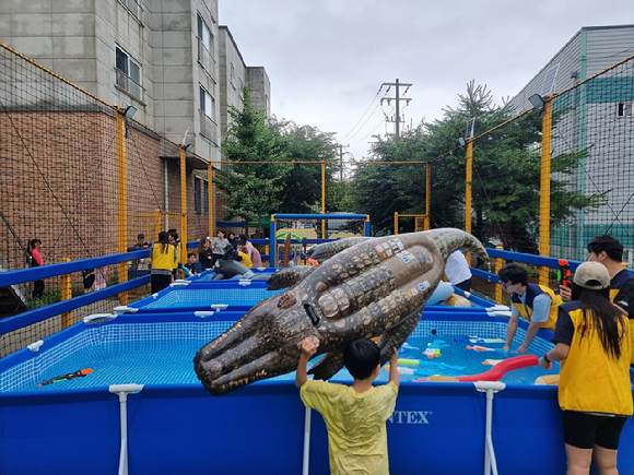 중소기업사랑나눔재단이 지난 19일 아동 보육시설인 파인트리홈(원장 김주리)을 방문해 물놀이터 만들기 및 간식 지원 봉사활동을 했다. [사진=중소기업중앙회]