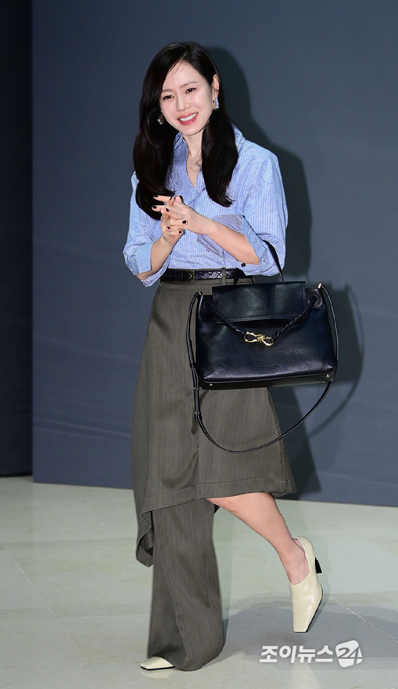 배우 손예진이 25일 오후 서울 용산구 리움미술관에서 열린 보테가 베네타 후원 리움 미술관 피에르 위그 개인전 프리뷰 포토행사에서 포즈를 취하고 있다. [사진=정소희 기자]