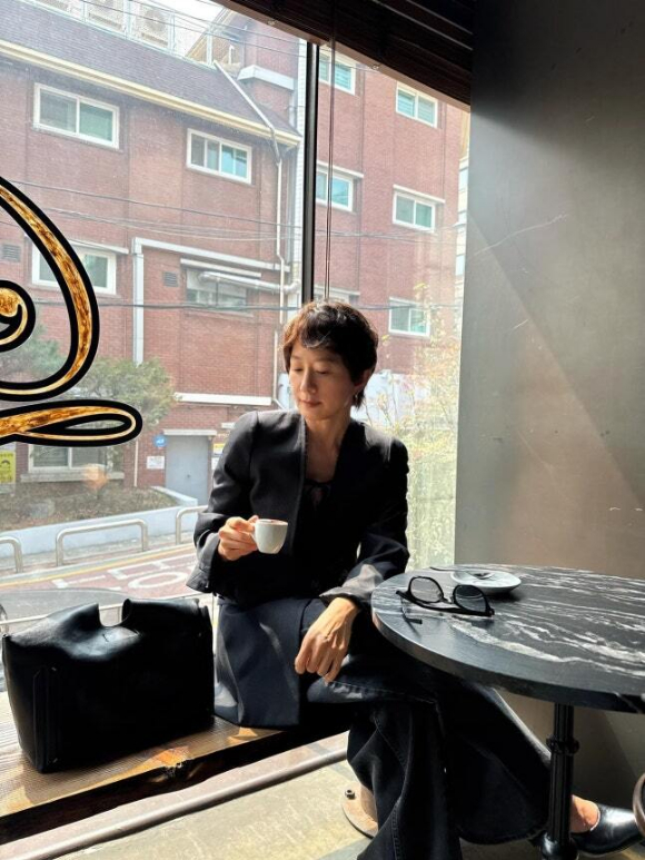 김희애, 숏컷 파격 변신...우아하고 시크하고 다 했네