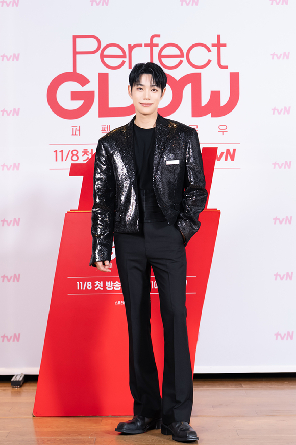 뷰티 크리에이터 레오제이가 6일 오전 온라인 중계로 진행된 tvN '퍼펙트 글로우' 제작발표회에 참석해 포즈를 취하고 있다. [사진=tvN]