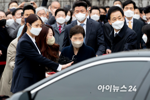 박근혜 전 대통령이 24일 오전 서울 일원동 삼성서울병원에서 퇴원 수속을 마치고 병원을 나서며 차량에 탑승하고 있다. [사진=정소희 기자]