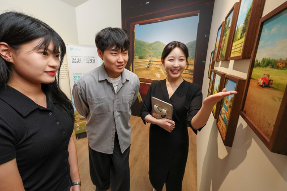 KT 멤버십 고객들이 서울시 광진구에 위치한 그라운드시소 이스트에서 프라이빗 도슨트 투어를 즐기고 있다. [사진=KT ]