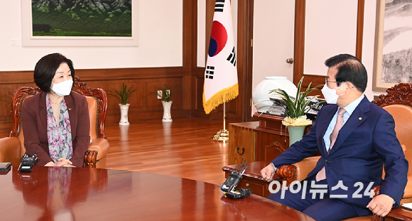 박병석 국회의장(오른쪽)과 심상정 정의당 대선후보가 10일 오전 서울 여의도 국회의장실에서 대화하고 있다. [사진=정소희 기자]
